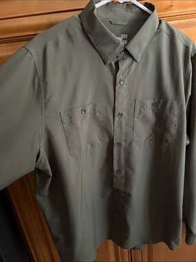 Men’s Under Armour Heat Gear Loose Button Down Size Large